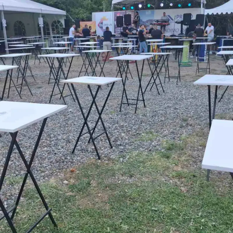 Sklopivi barski stolovi s bijelom pločom na šljunku, na događaju na otvorenom